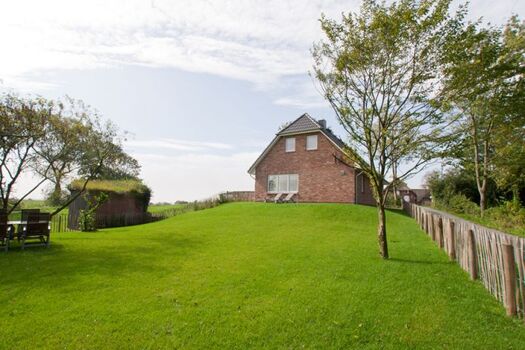 Traumhafter Garten mit Zaun