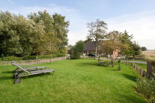 Traumhafter Garten mit Zaun