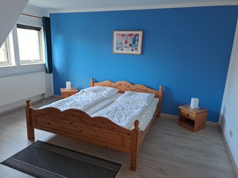Schlafzimmer mit Doppl- und Einzelbett