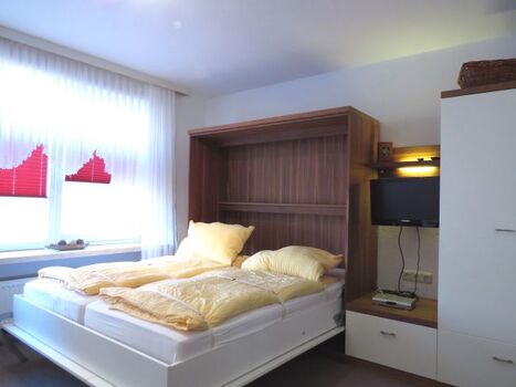 komfortables Doppelraumsparbett im Wohnzimmer