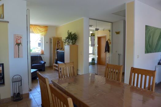 Esstisch mit Blick auf den Eingangsbereich