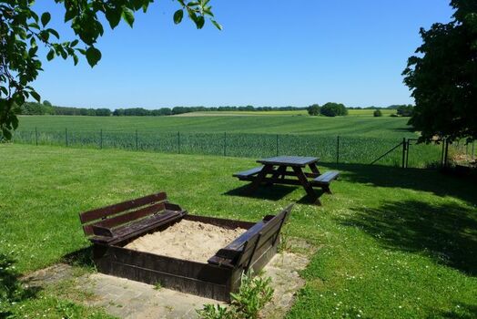 Sandkiste und Picknicktisch im Garten - alter ZAUN
