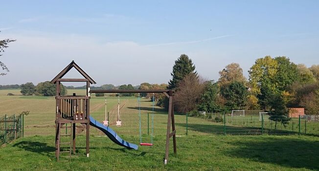 Neuer ZAUN im Hintergrund seit 01/2018