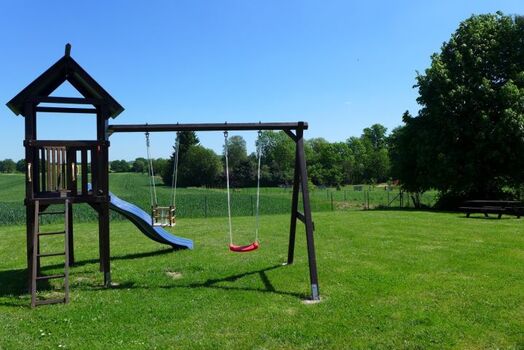 Spielturm mit Rutsche 