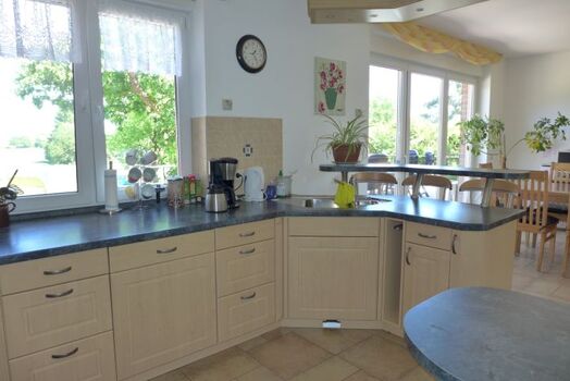 Küche mit Blick auf den Essbereich