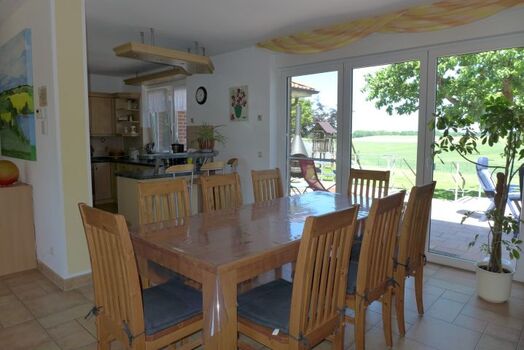 Esstisch mit Blick auf den Garten