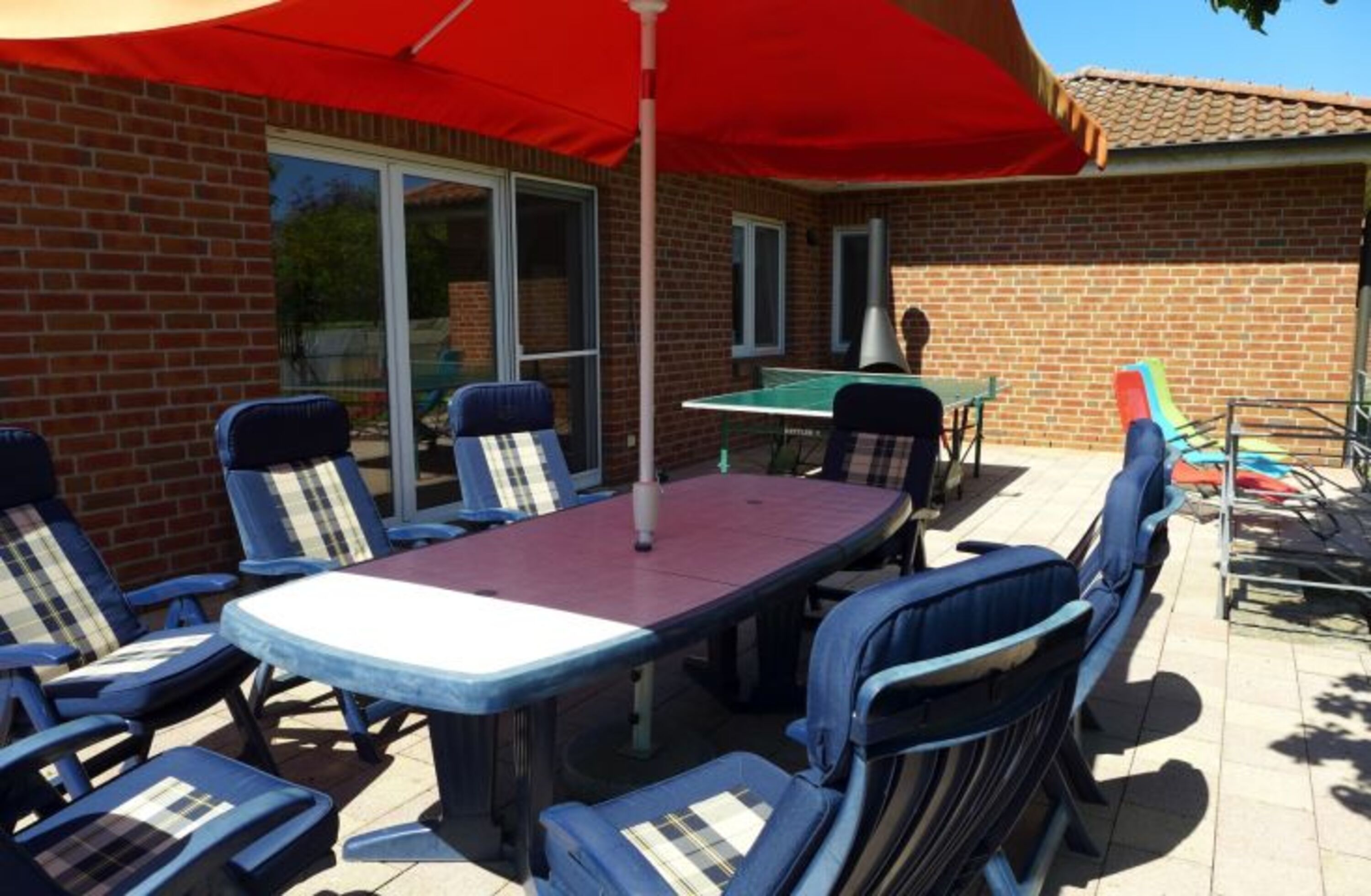 Sitzgarnitur für 8 Personen, Relaxliegen, TT-Platte, Grillkamin