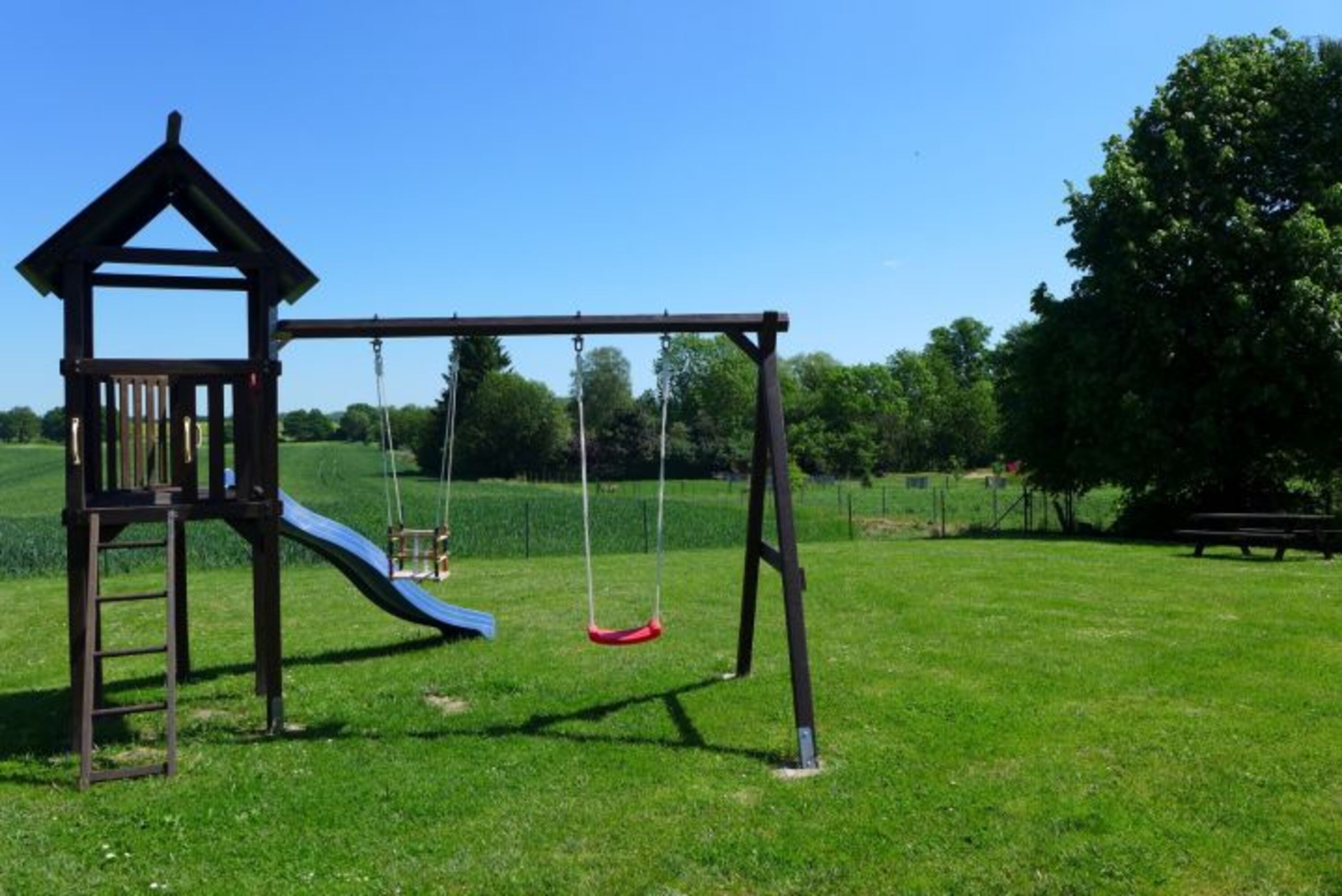 Spielturm mit Rutsche 