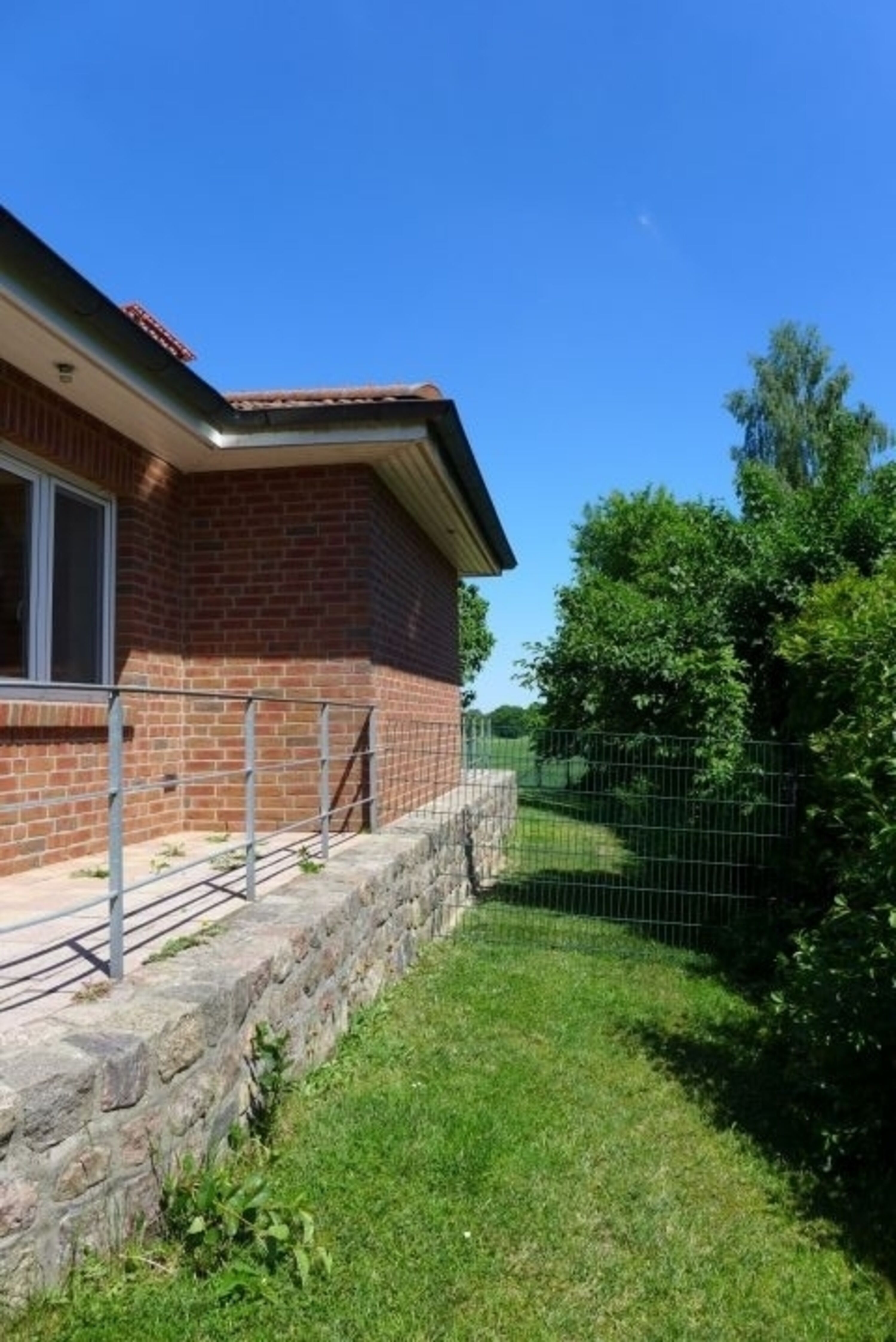 Gartengrundstück komplett eingezäunt