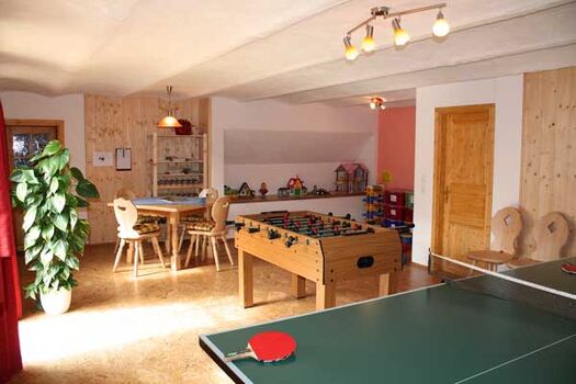 sonniger Freizeitraum mit Tischtennis und Kicker