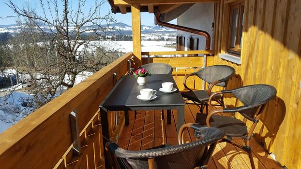 großer geschützter Südbalkon