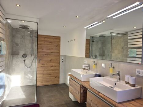 Tageslichtbad mit Dusche und Doppelwaschbecken