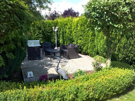 Gartenterrasse unter dem Apfelbaum