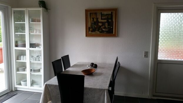 Service und Besteck für mindestens 8 Personen