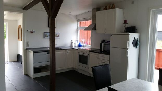 Küche mit Herd, Kühlschrank und Geschirrspüler - Fußbodenheizung