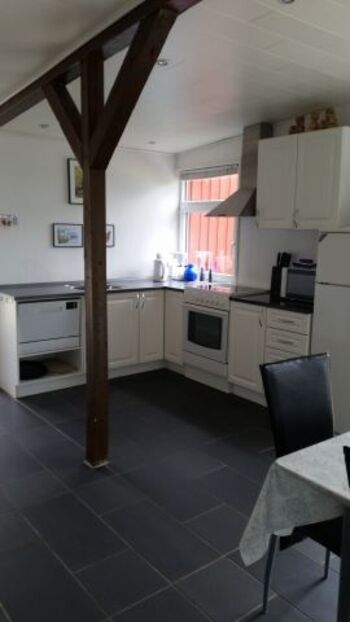 Küche mit Herd, Kühlschrank und Geschirrspüler - Fußbodenheizung