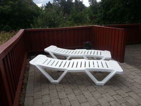 Terrasse mit 2 Sonnenliegen