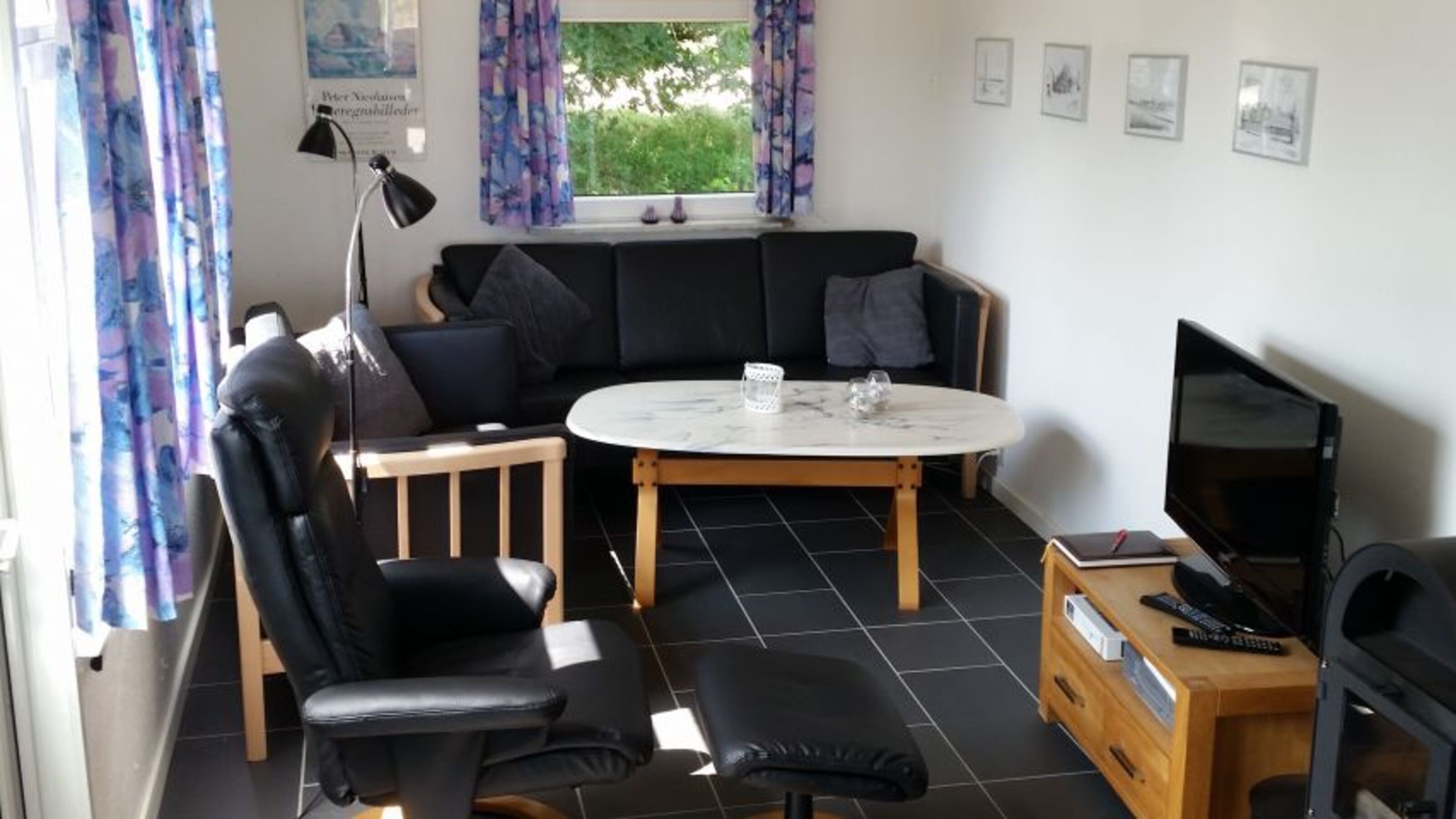 Wohnzimmer mit Flachbild-TV