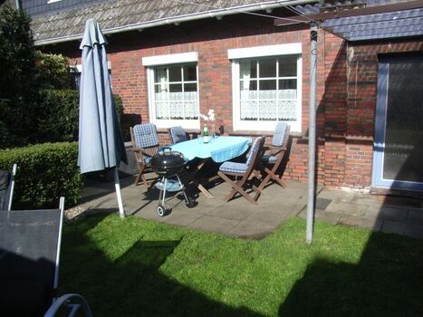 Terrasse und Eingang der Wohnung