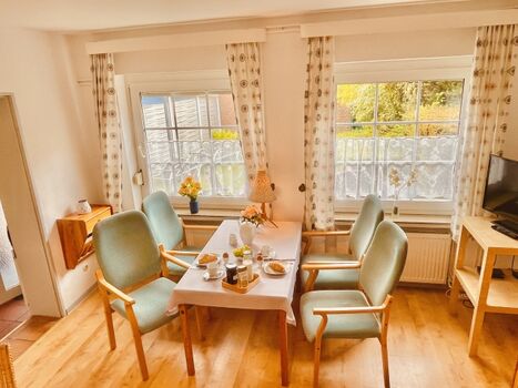 Essplatz mit Blick in den Garten