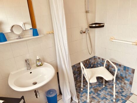 ebenerdige Dusche mit Hocker