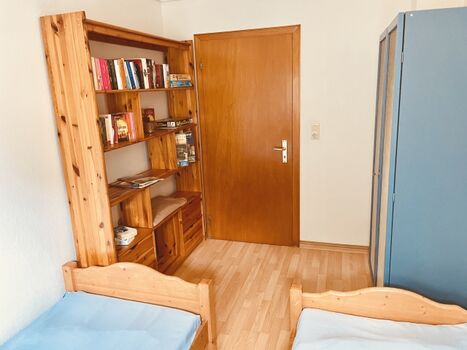 Schlafzimmer mit Schrank und Regal (Spiele, Bücher)