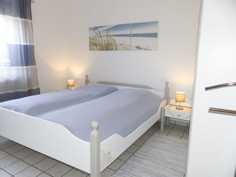 Schlafzimmer mit  Rolladen-Verdunklung