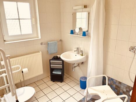 Bad mit WC, Waschbecken und Dusche