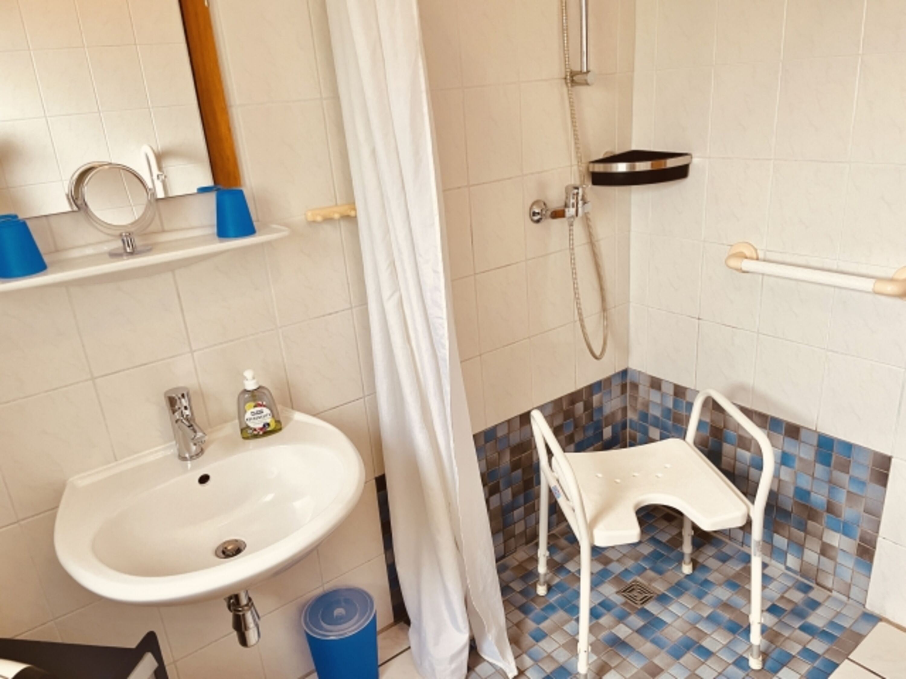 ebenerdige Dusche mit Hocker