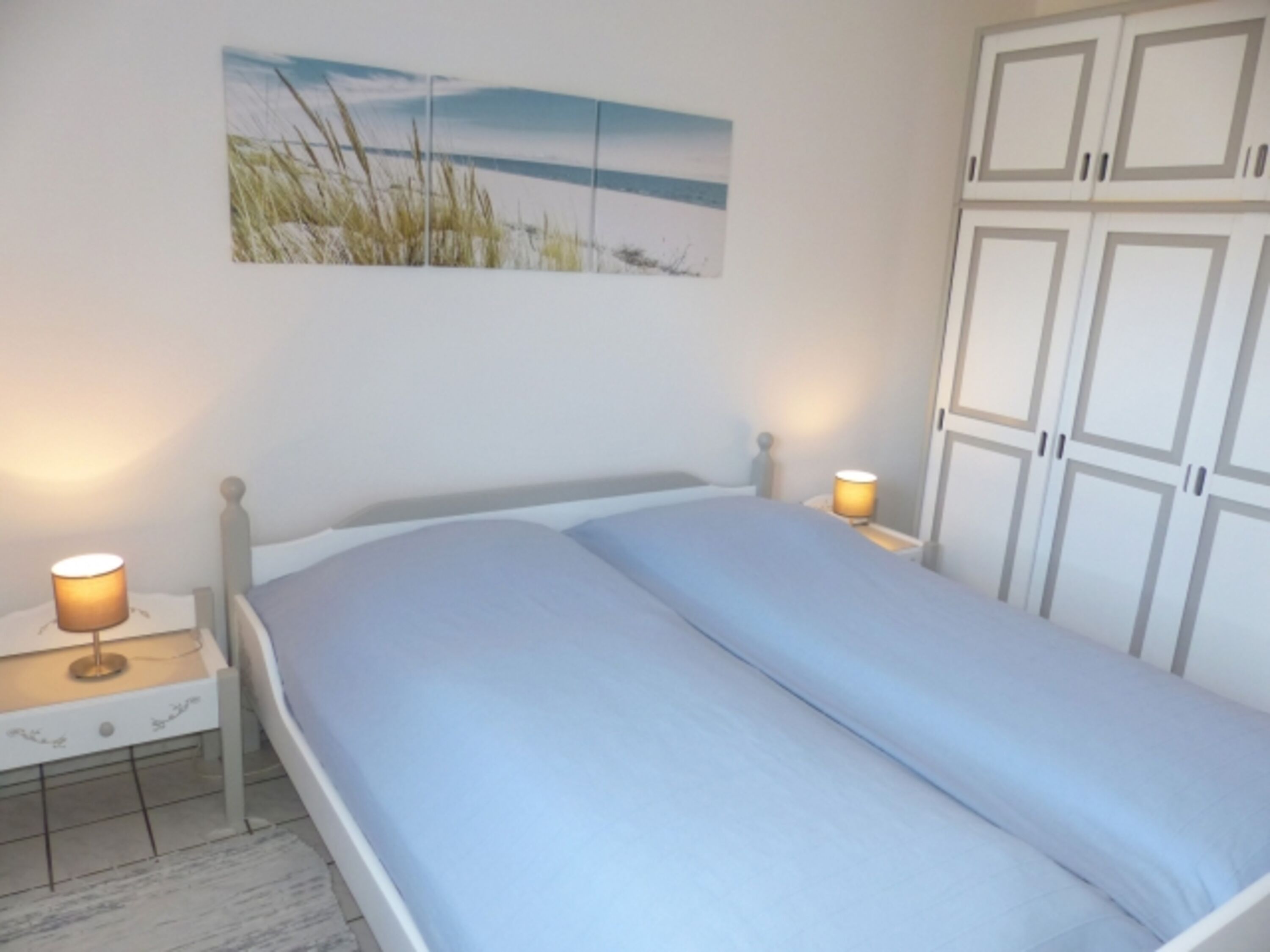 Schlafzimmer mit Doppelbett und Schrank