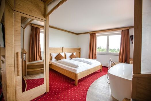 Turmsuite mit Badewanne und abtrennbarem Wohnraum