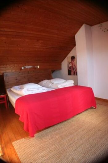 Schlafzimmer mit Doppelbett