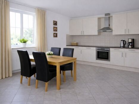 Küchenzeile mit Spülmaschine und Backofen