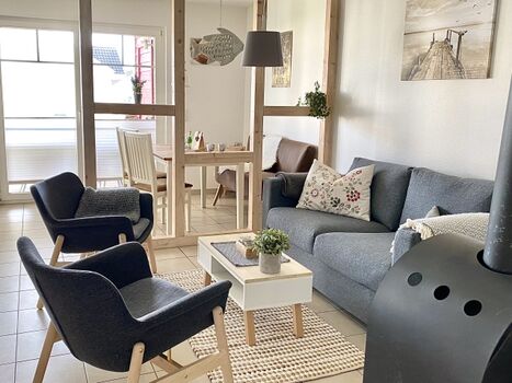 offener Wohnbereich mit Kaminofen