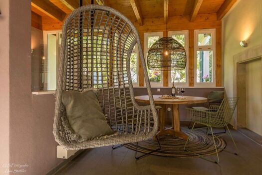 Hängesessel mit Blick in den Garten