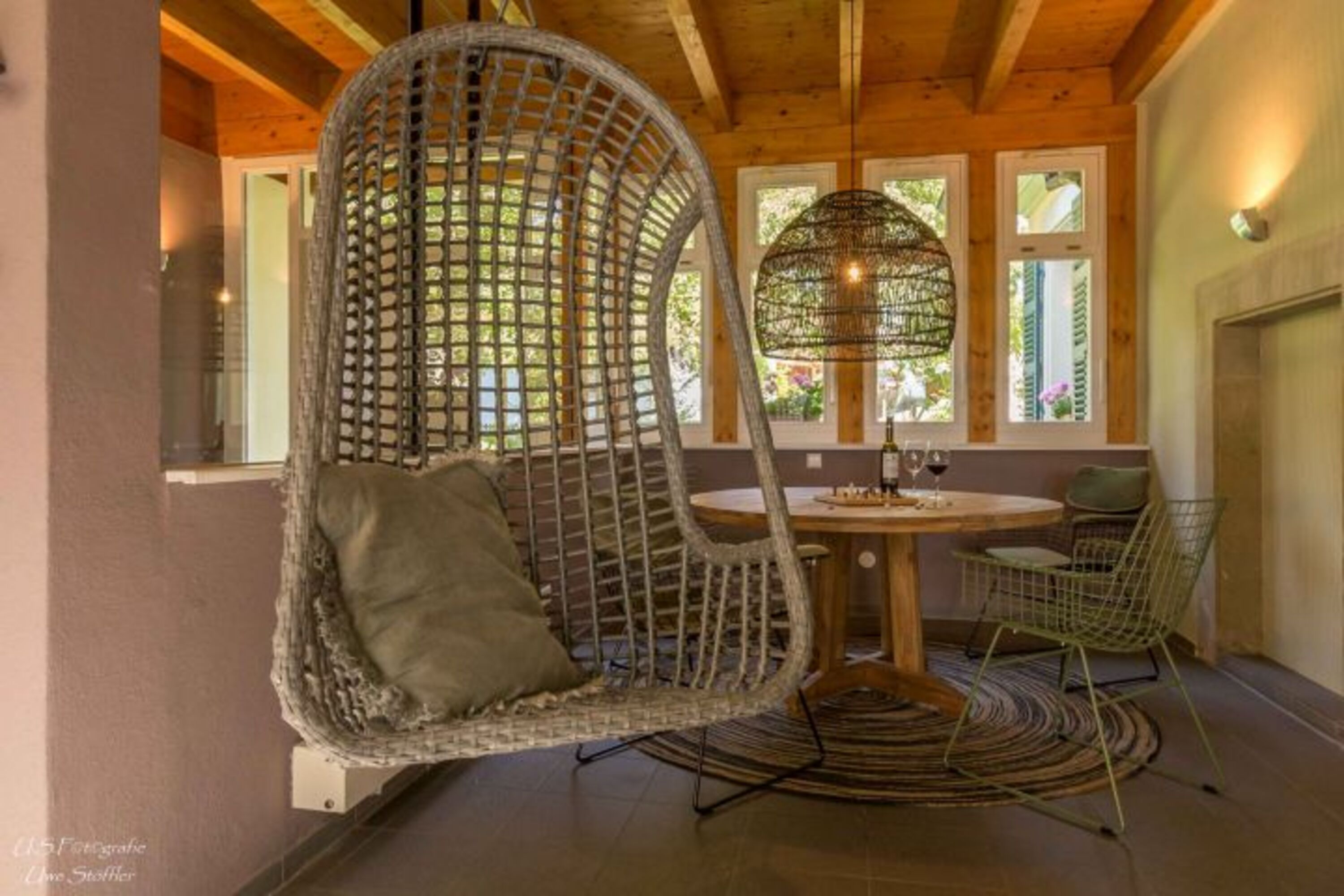 Hängesessel mit Blick in den Garten
