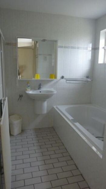 Badezimmer Erdgeschoss mit Whirlpool und Dusche