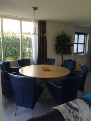 8 Stuhlen am Estisch