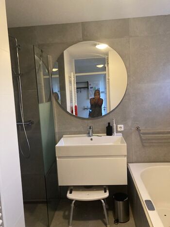 Badezimmer Erdgeschoss Badewanne und Dusche