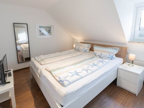 Schlafraum eins mit Doppelbett