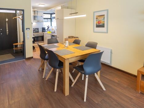 Essplatz direkt vor der begehbaren Küchenzeile