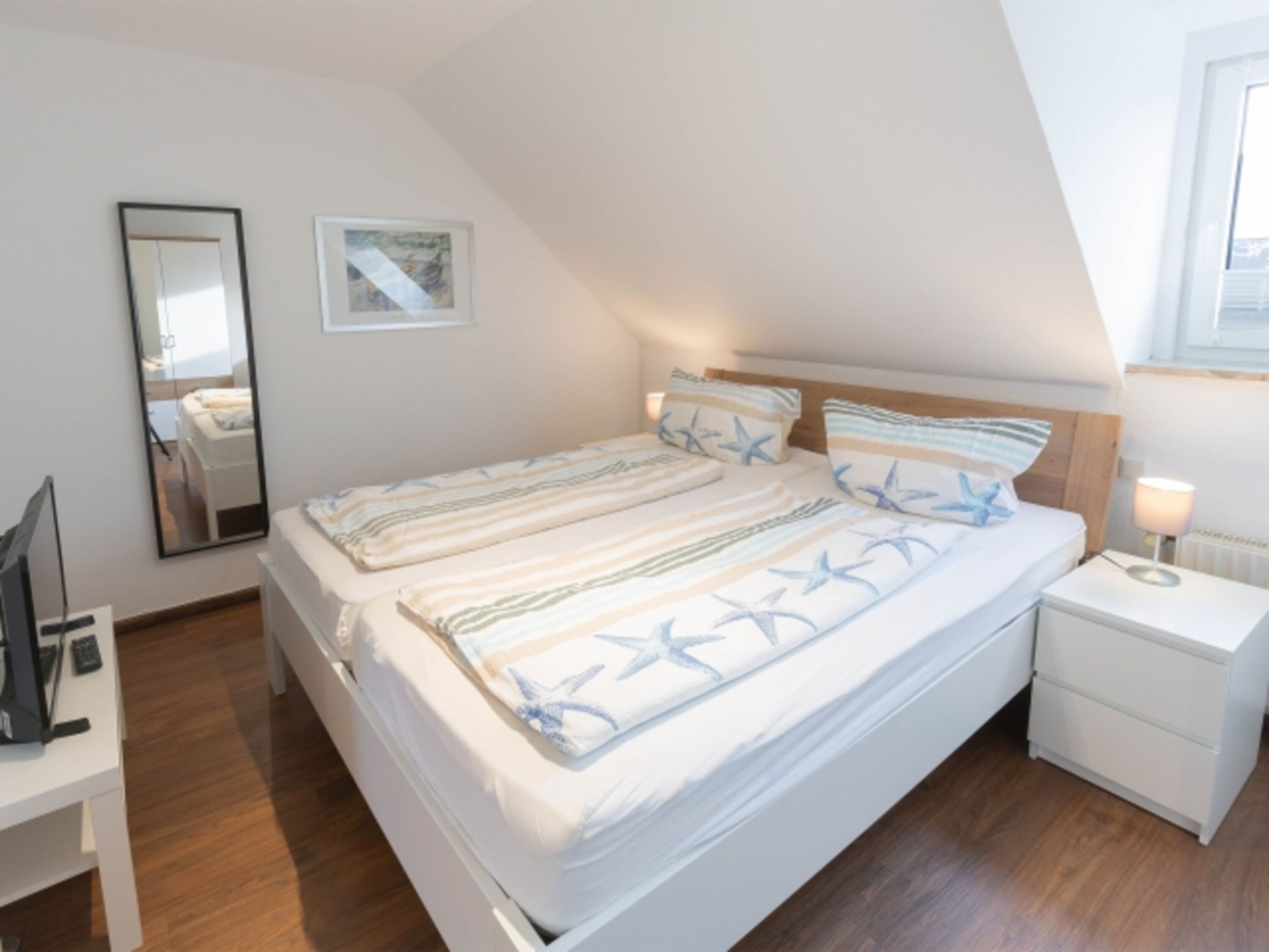 Schlafraum eins mit Doppelbett