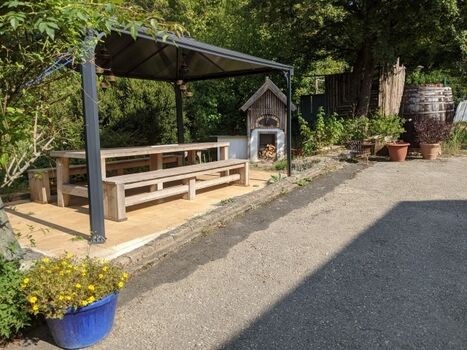 Pizzaofen mit Sitzgruppe