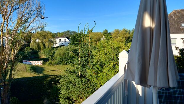 Blick vom Balkon nach re