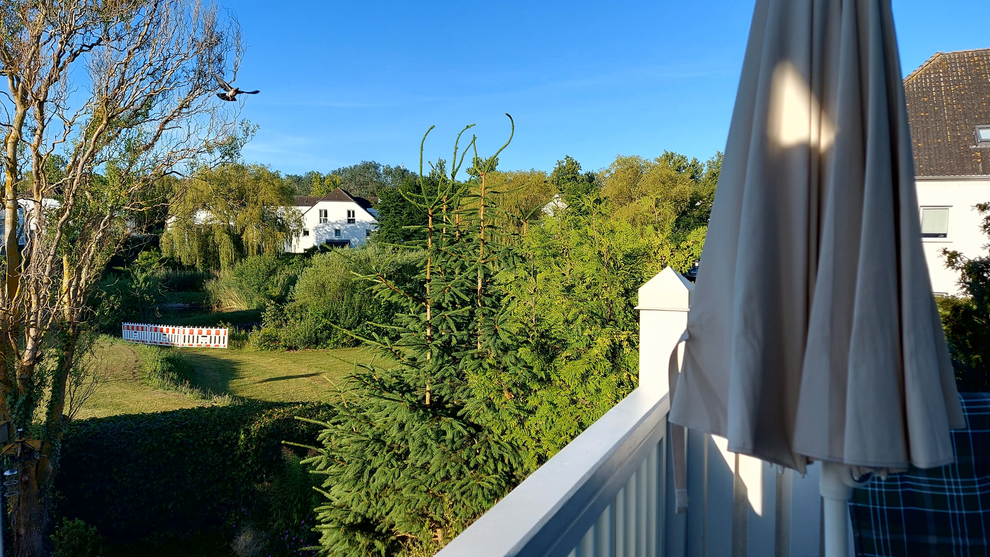 Blick vom Balkon nach re