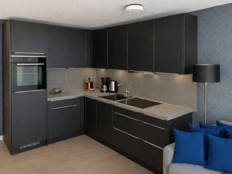 Küchenzeile mit Spülmaschine und Backofen