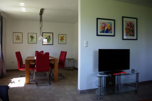 Blick vom Wohnzimmer ins Esszimmer