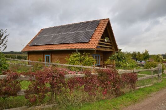 Außenansicht blaues Blockhaus