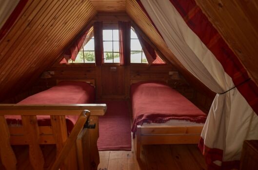 Schlafraum 1, rotes Blockhaus