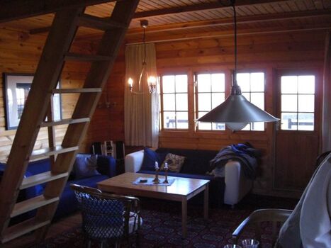 Wohnraum blaues Blockhaus